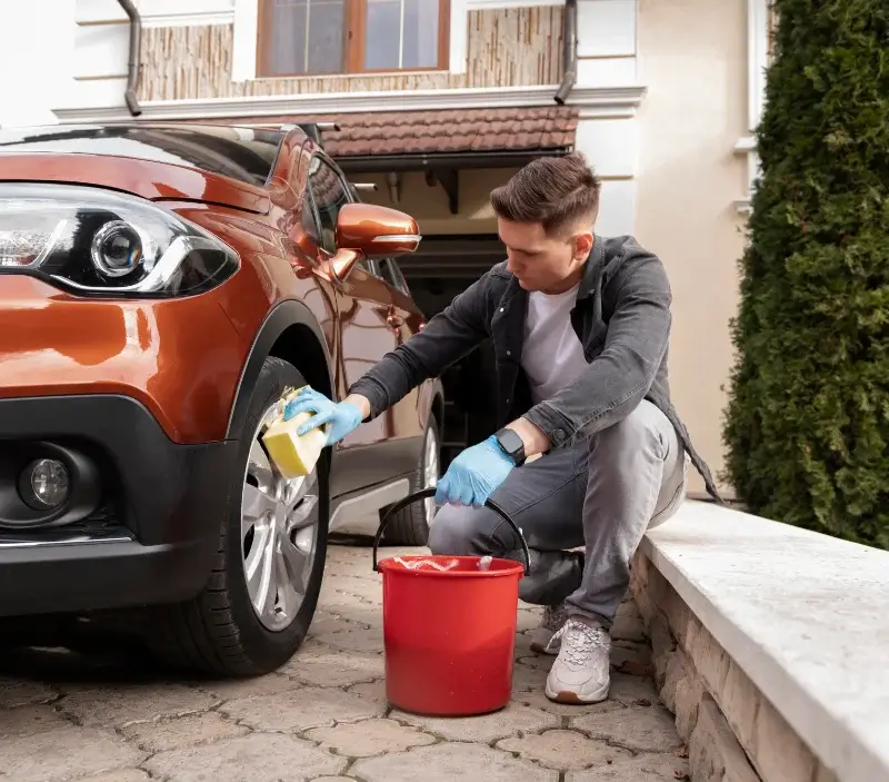Lavage auto à domicile Lanespède : professionnel intervenant sur un véhicule